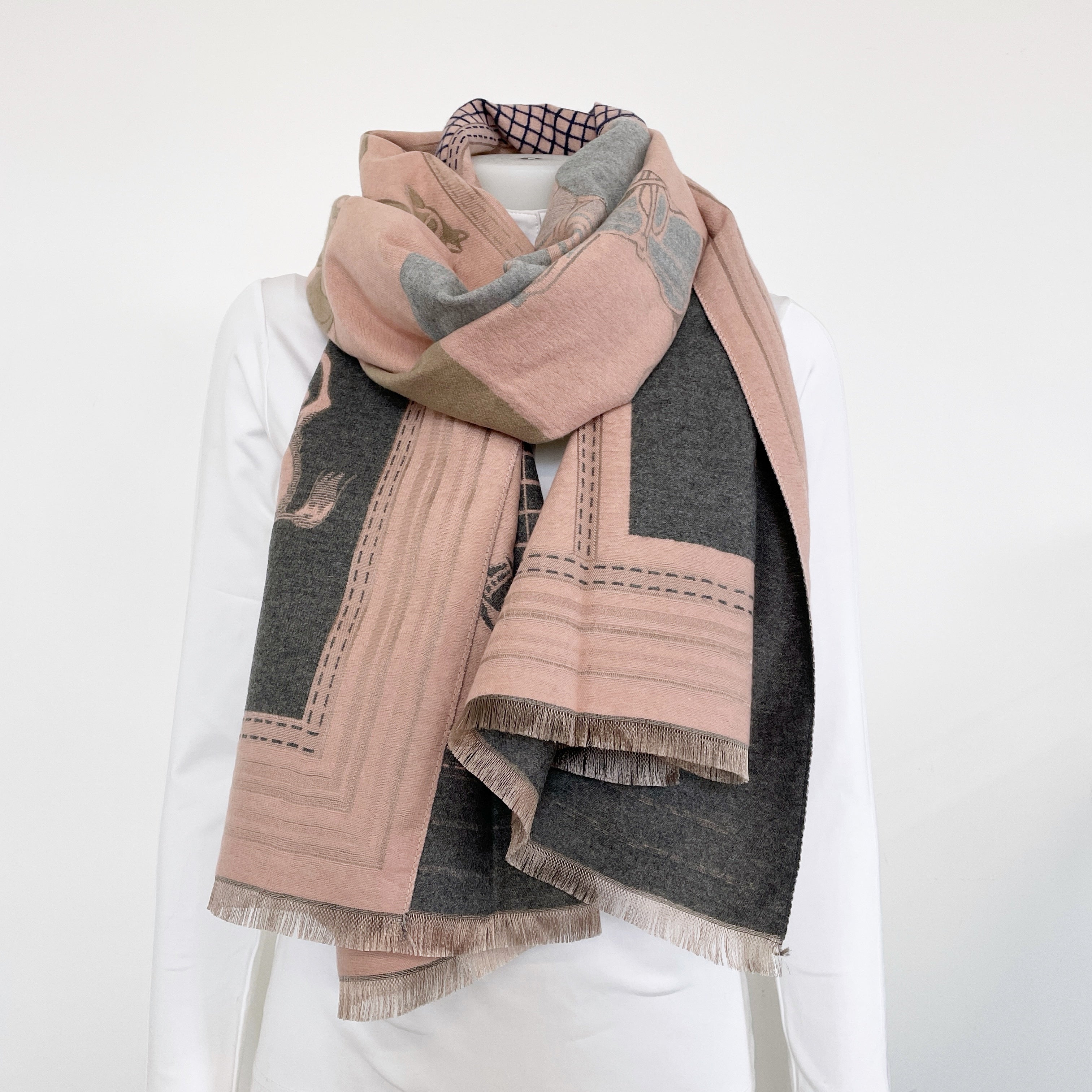 edler wollschal mit pferdemotiv rosa grau marineblau