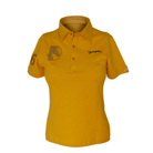 Vorderansicht des gelben Springstar Damen Poloshirts aus der Hamburg Derby 2026 Kollektion mit goldenem Pferdestick und Startnummer 26 auf dem Ärmel.