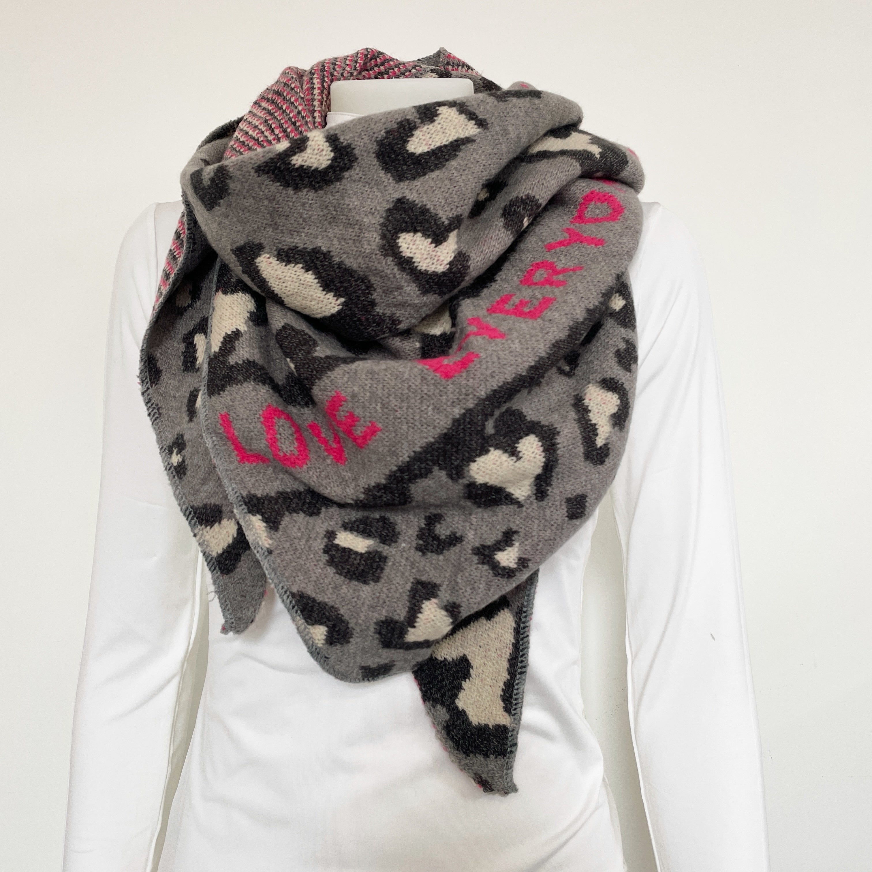 dreiecksschal-evelyn-loveeveryday-grau-pink-leoprint