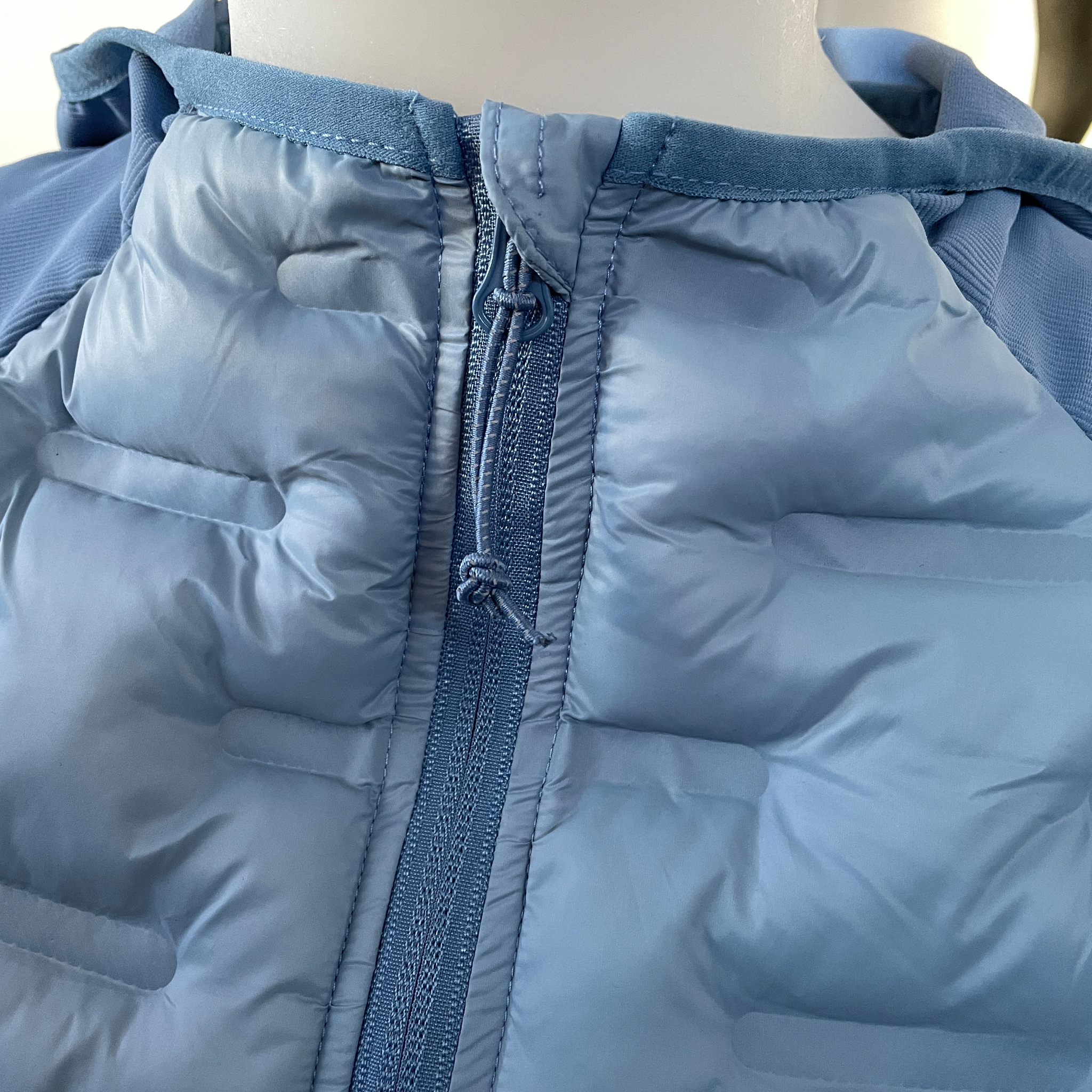 Damen Funktions Reitjacke Bella Springstar Hybrid Übergangsjacke leichte Steppjacke mit Kapuze Blau Detail Reißverschluss