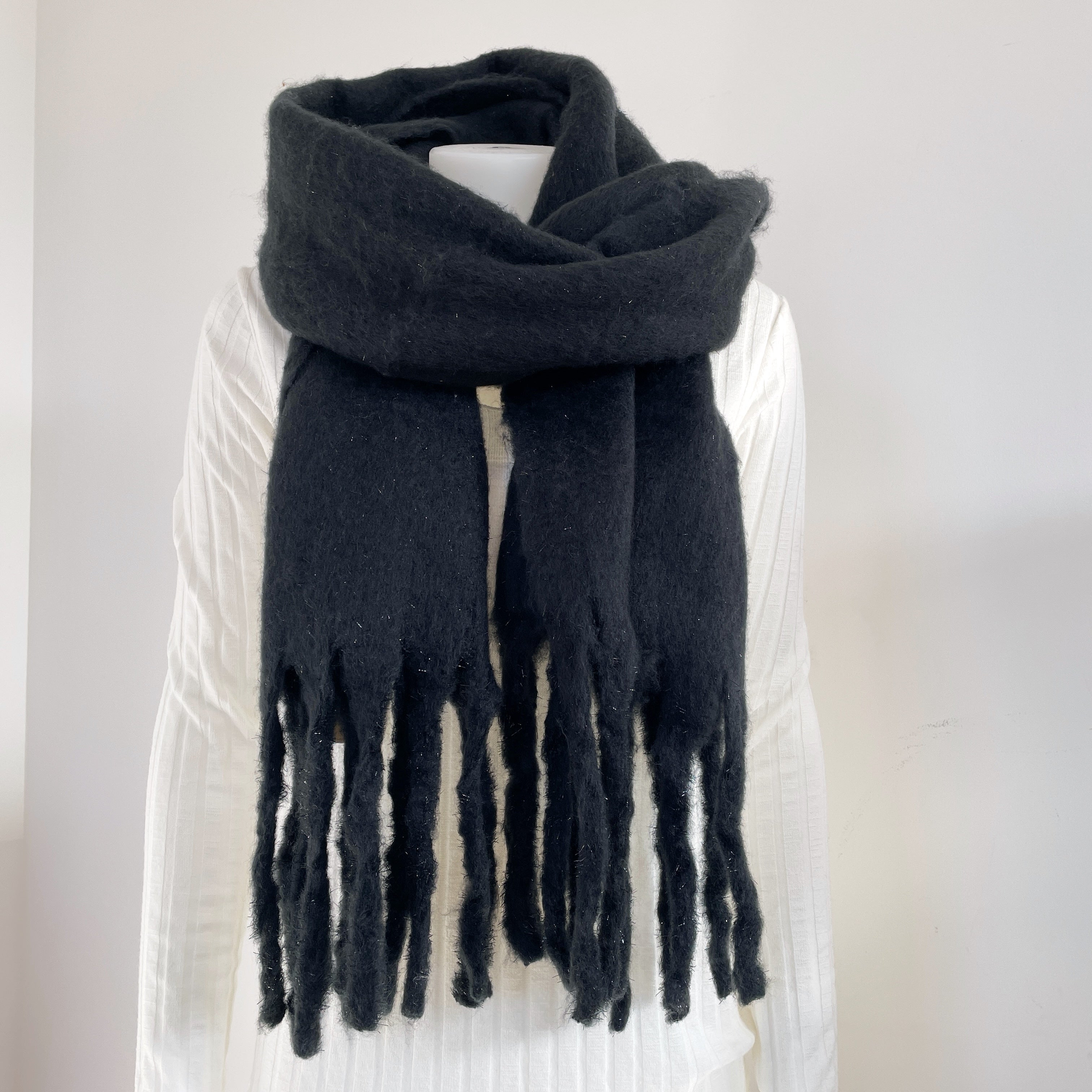 glitzer winterschal aus wolle schwarz gold