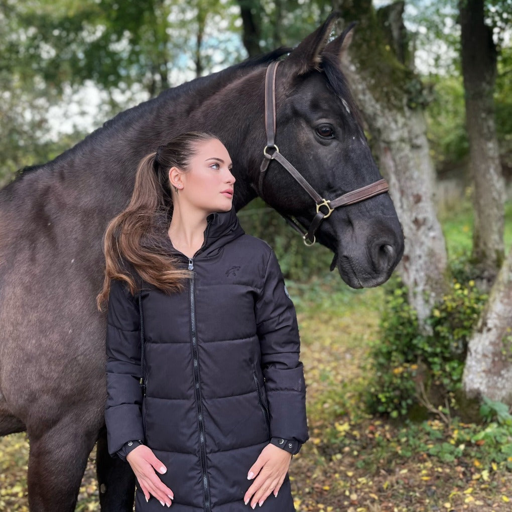 Langer Steppmantel mit Kapuze springstar schwarz Pferd Lederhalfter braun