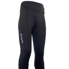 Schräge Vorderansicht der elastischen Springstar Kinder Reitleggings Sternenglück in Schwarz mit hellrosa Markenlogo und praktischer Oberschenkeltasche.