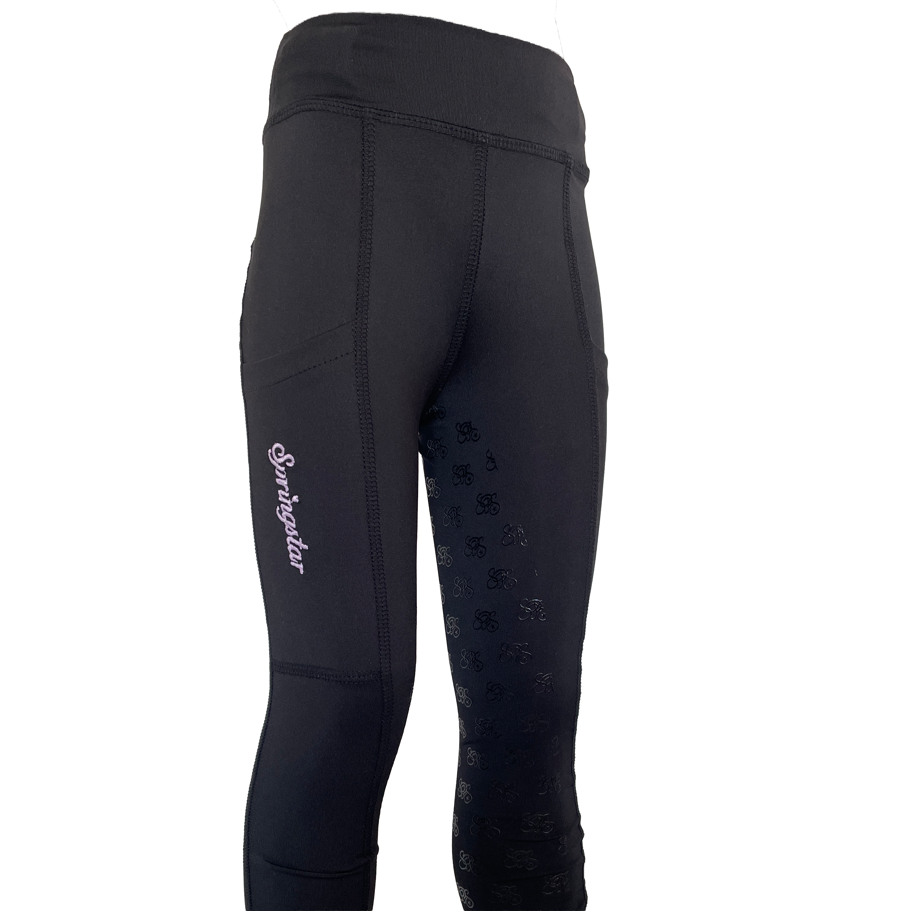Schräge Vorderansicht der elastischen Springstar Kinder Reitleggings Sternenglück in Schwarz mit hellrosa Markenlogo und praktischer Oberschenkeltasche.