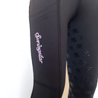 Detailansicht der seitlichen Handytasche der schwarzen Springstar Kinder Reitleggings Sternenglück mit hellrosa Logostickerei und rutschfestem Silikon-Grip.