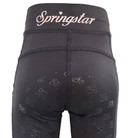 Detailaufnahme der Rückseite der Kinder Reitleggings Sternenglück mit dem großen hellrosa Springstar-Schriftzug inklusive Herz-Detail auf dem Bund.