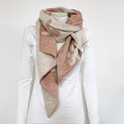 herbstlicher Schal mit Blumen in rosa beige