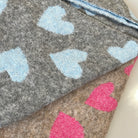 Kuscheliger Wendeschal Lara in Beige mit pinken Herzen und Grau mit hellblauen Herzen