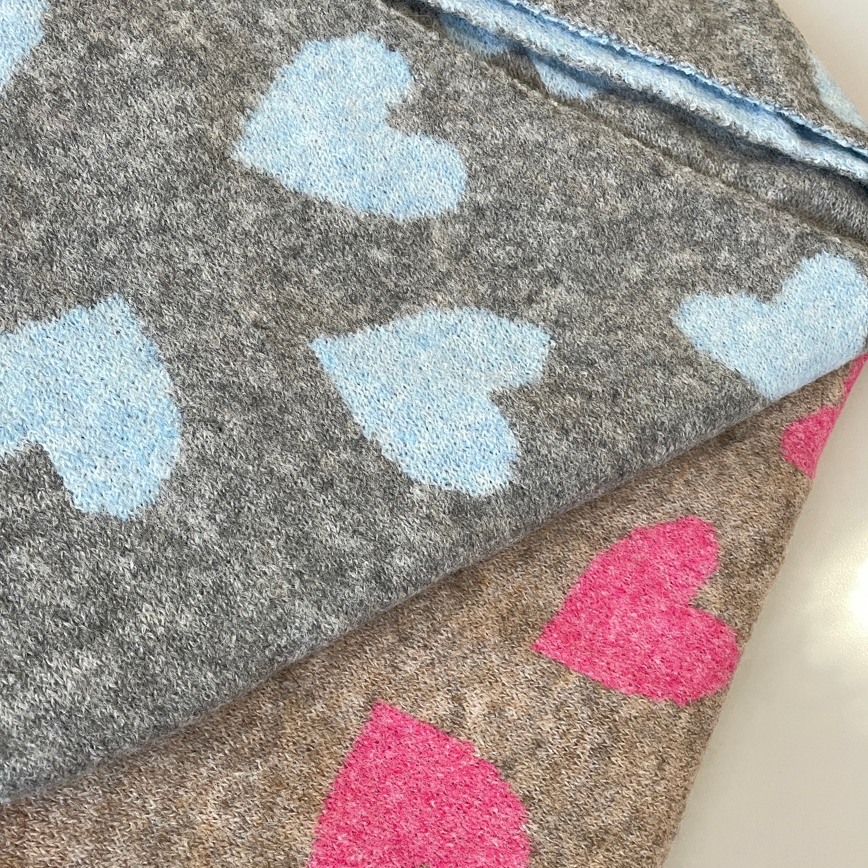 Kuscheliger Wendeschal Lara in Beige mit pinken Herzen und Grau mit hellblauen Herzen