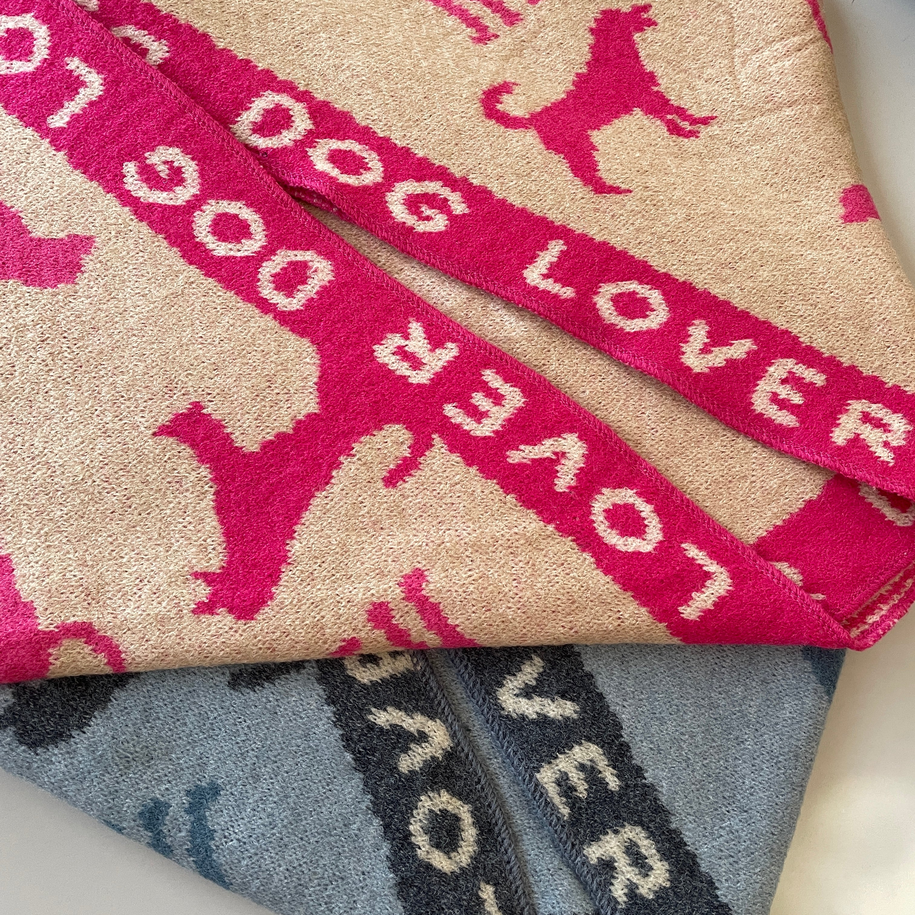 Weicher Mila Dreiecksschal Dog Lover mit Hundemotiv und Schriftzug