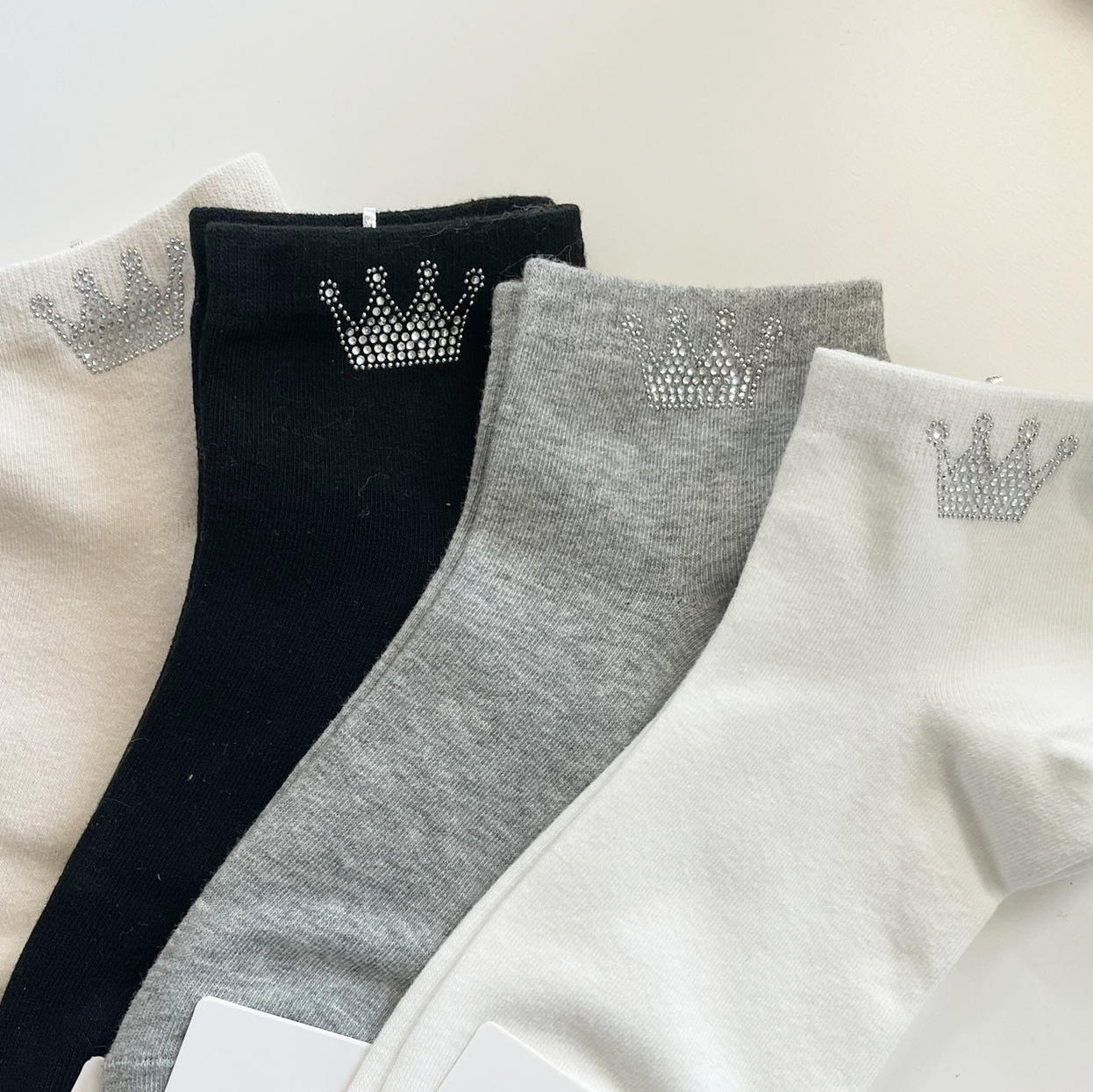 Kurze Damen Socken mit Glitzer Krone schwarz weiß beige grau