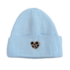 damen winter strickmütze hellblau mit herz patch im leo look