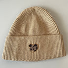 springstar strickmütze damen beanie mit herz mütze mit patch im leo look herzmotiv leo herz patch reitsport und freizeit beanie warme mütze verschiedene farben kuscheliger beanie mit aufnäher beige
