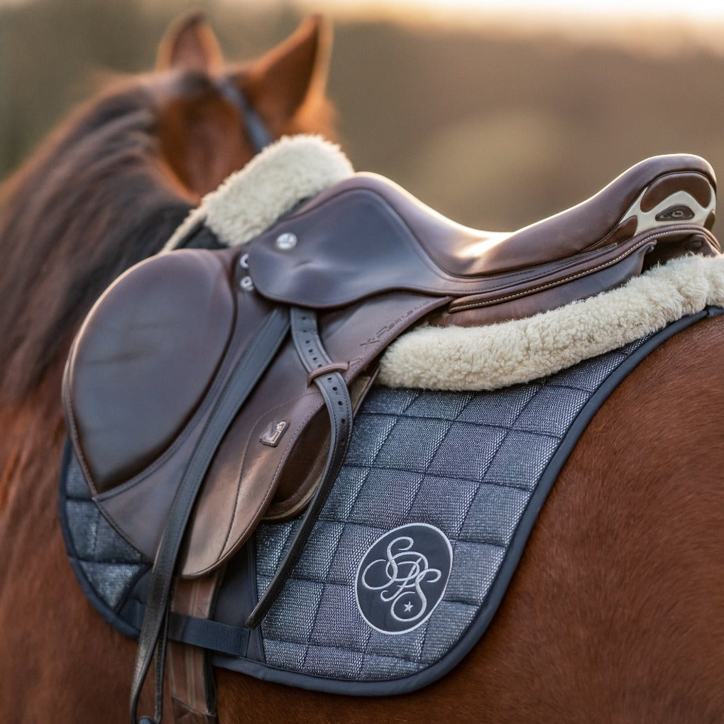 glitzerschabracke-vs-livia-vielseitigkeit-schabracke-sattelunterlage-springstar-sps-spsequestrian-spooks-loesdau-eskadron-pikeur-kingsland-equiline-ridersdeal-riderschoice-kavalio-