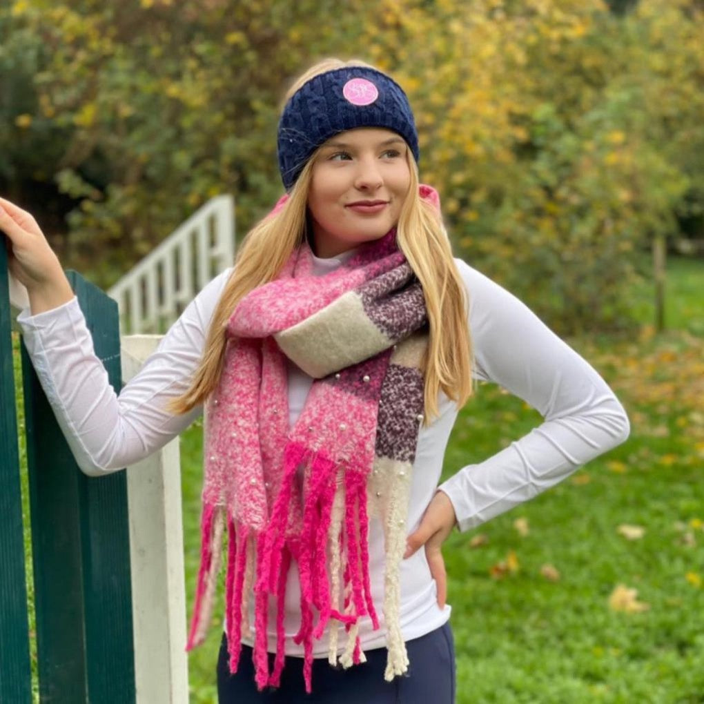 Bequem und einfach um den Hals wickelbar. Leicht kombinierbar, für jedem Anlass geeignet.  Im geometrischen Design – top angesagt!-pferde,reiten,pferdefans,reitbeteiligun,freuen,warm,kuschelig,rosa,braun,blau,weich,pferde,reiten,reitstall,pferdefans