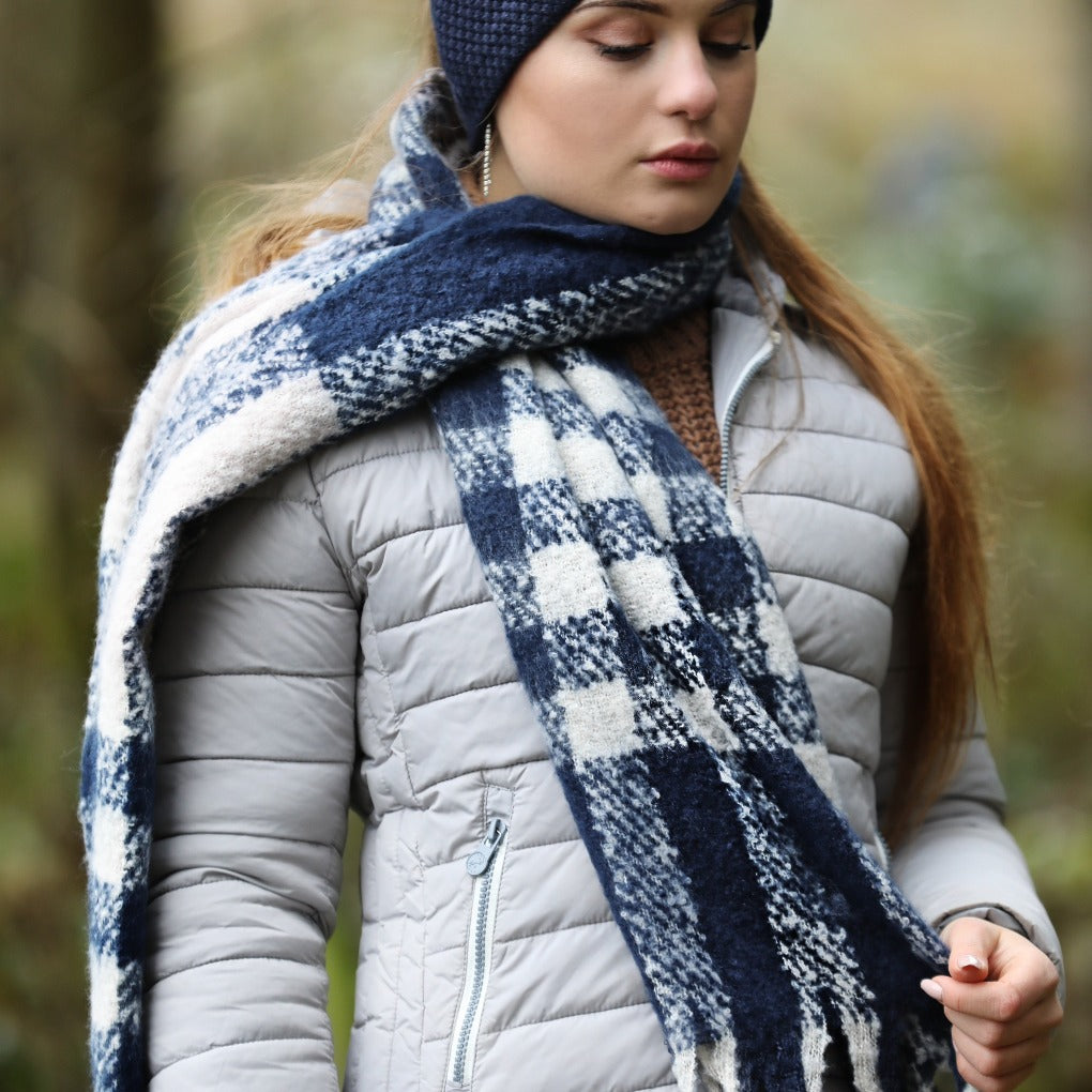 warmer Schal Fransenschal Nadia beige, Schal Karo beige grau, Wintermütze und Schal Set Nadia beige, Karo Schal, Winterschal, dicker Schal. Schal Winter beige, Wintermütze, Loesdau, Spooks, Krämer, Bommelmütze, warme Mütze