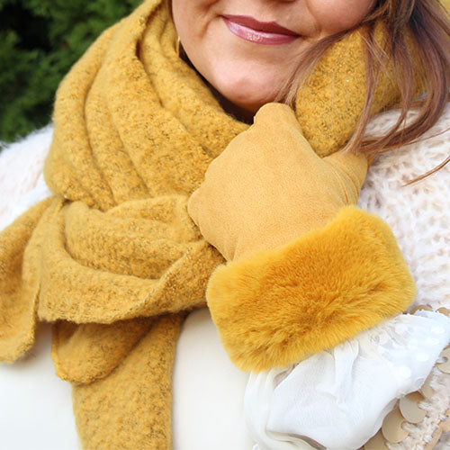 wildleder handschuhe amy curry gelb kunstfell schal weiße bluse grüne hecke 