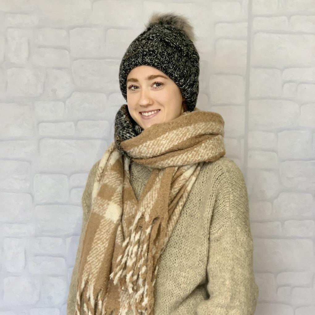 warmer schal Fransenschal Nadia beige, Schal Karo beige grau, Wintermütze und Schal Set Nadia beige, Karo Schal, Winterschal, dicker Schal. Schal Winter beige, Wintermütze, Loesdau, Spooks, Krämer, Bommelmütze, warme Mütze