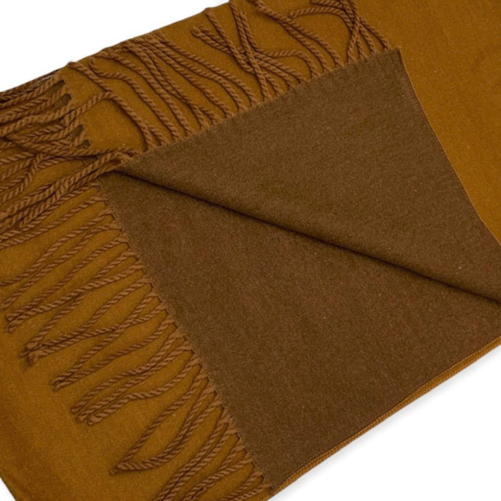Fransenschal-sienna-braun-wenbar-drehschal-schal-kuschelig-warm-fransen-stall-pderdefans-stall-arbeiten-springstar