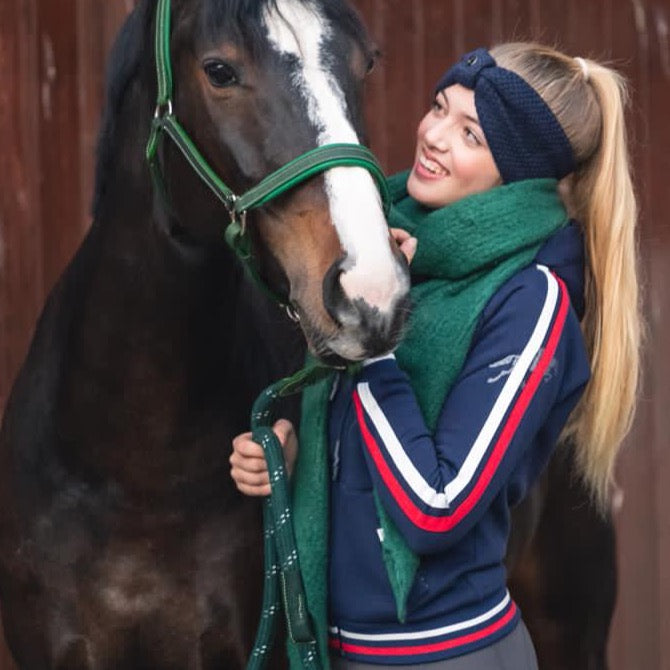 reiter hoodie-malina-grau-weste -rabea-grau-chalotte-stirnband-anthra-perlen -malina-grau-streifen-reiten-reiter-springen-springpferd-lina-spooks-waldhausen-spooks-krämer-toll-weste-steppweste-übergang-wetter-kapuze-reiterinnen-pferdemädchen