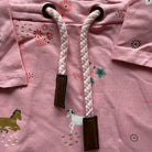 kinderkleid-june-mit-pferden-und-blumen-kordel-misty-rose kleid kids rosa pferdchen 