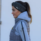 reiter hoodie-malina-grau-weste -rabea-grau-chalotte-stirnband-anthra-perlen -malina-grau-streifen-reiten-reiter-springen-springpferd-lina-spooks-waldhausen-spooks-krämer-toll-weste-steppweste-übergang-wetter-kapuze-reiterinnen-pferdemädchen