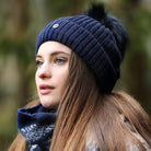 Bommelmütze,marine,blau,flecce,warm,Kunsfell,warm,schöne,Mütze,muetze-marnie-blau-schal-nadia-blau-sparbox-muetze-marnie-blau-fellbommel-fellbommelmuetze-strickmuetze-blau-muetze-kunstfell-plueschmuetze-wintermuetze-gelb-springstar-spooks-loesdau