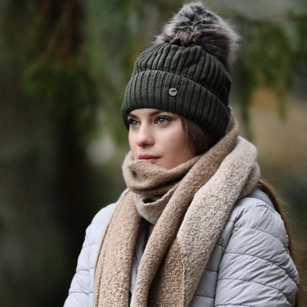 bommel muetze-marnie-gruen-sonja-braun-schal-sparbox-graue-linamuetze-marnie-curry-fellbommel-fellbommelmuetze-strickmuetze-curry-muetze-kunstfell-plueschmueze-wintermuetze-khaki-dunkelgruen-Marnie,karki,grün,Bommelmütze,Mütze,Kunstbommel,warm,gefüttert,fleece