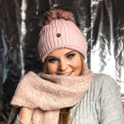 bommel mütze-marnie-rosa-fellbommel-fellbommelmütze-strickmütze-rosa-mütze-kunstfell-plüschmüze-wintermütze-springstar-spooks-loesdau-asos  Alternativen Text bearbeiten