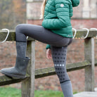       reitleggings-alia-fullgrip-fullgripreitleggings-springstarreitleggings-alia-glitzersocken-nori-reitsocken-detail-Springstar-reitleggings-alia-mit-handytasche-anthrazit-silver-rendfarbe-herbst-marsala-gold-winterjacke-winterreitjacke-daria-teddyfleece-gefütterte-winterjacke 