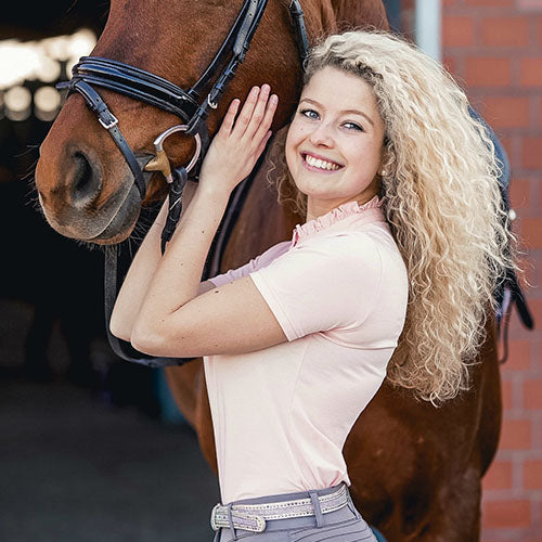 turnierbluse, exkluisve reitmode, exklusiv, pikeur, spooks, Turniershirt, Springstarshirt, Reitshirt, Reitbluse, Rosa Reitbluse, rüschen, rüschenreitbluse, rüschenshirt, t-shirt, pferde, reitmode, springstar, shirt rosa, shirt marine, glitzershirt, rüscgen, rüschenshirt