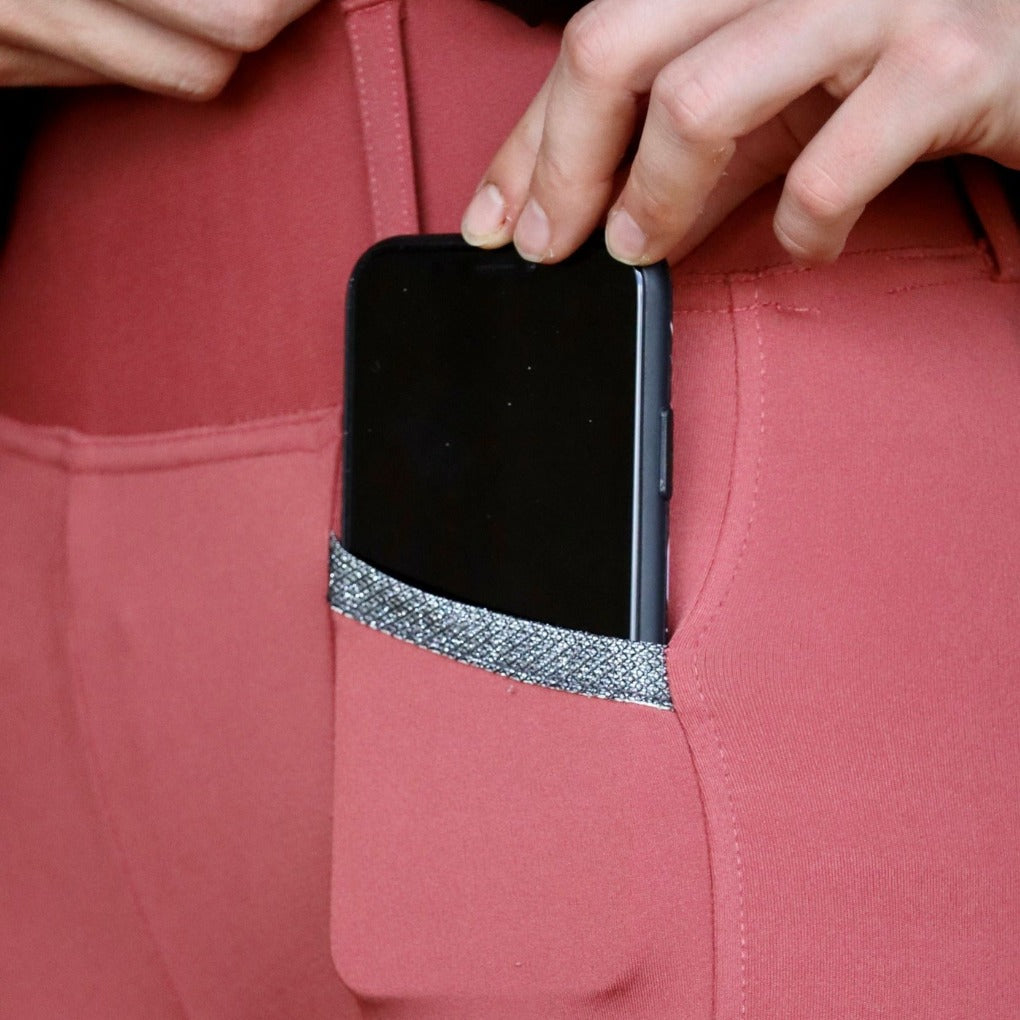 detailaufnahme reitleggings mit handytasche silber glitzer umrandung iphone gürtelschlaufe marsala rot elastisch 