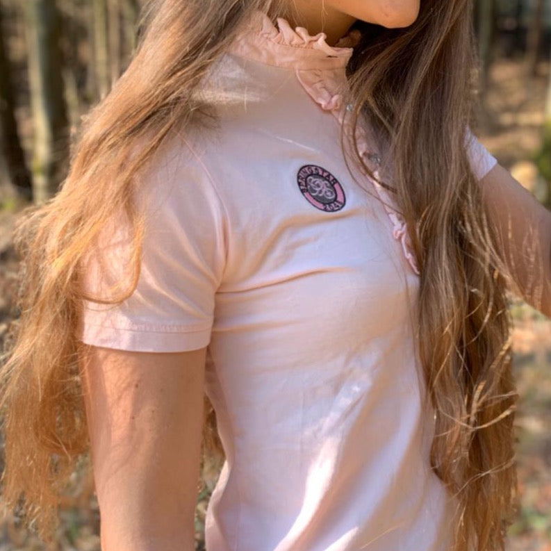 turnierbluse,  funktionsreithsirt, exkluisve reitmode, exklusiv, pikeur, spooks, Turniershirt, Springstarshirt, Reitshirt, Reitbluse, Rosa Reitbluse, rüschen, rüschenreitbluse, rüschenshirt, t-shirt, pferde, reitmode, springstar, shirt rosa, shirt marine, glitzershirt, rüscgen, rüschenshirt