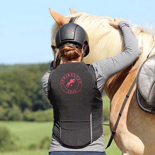 reitschutzweste, reitweste, rückenprotektor, schutzweste, reiten, reitsport, springstar, protektor, springstar protektur, schutz beim reiten, reitschutz, ausreiten, vielseitigkeitsreiten, reitmode, reitsport, springreiten, dressurreiten, spooks, east, pikeur, pferdebedarf, pferdezubehör