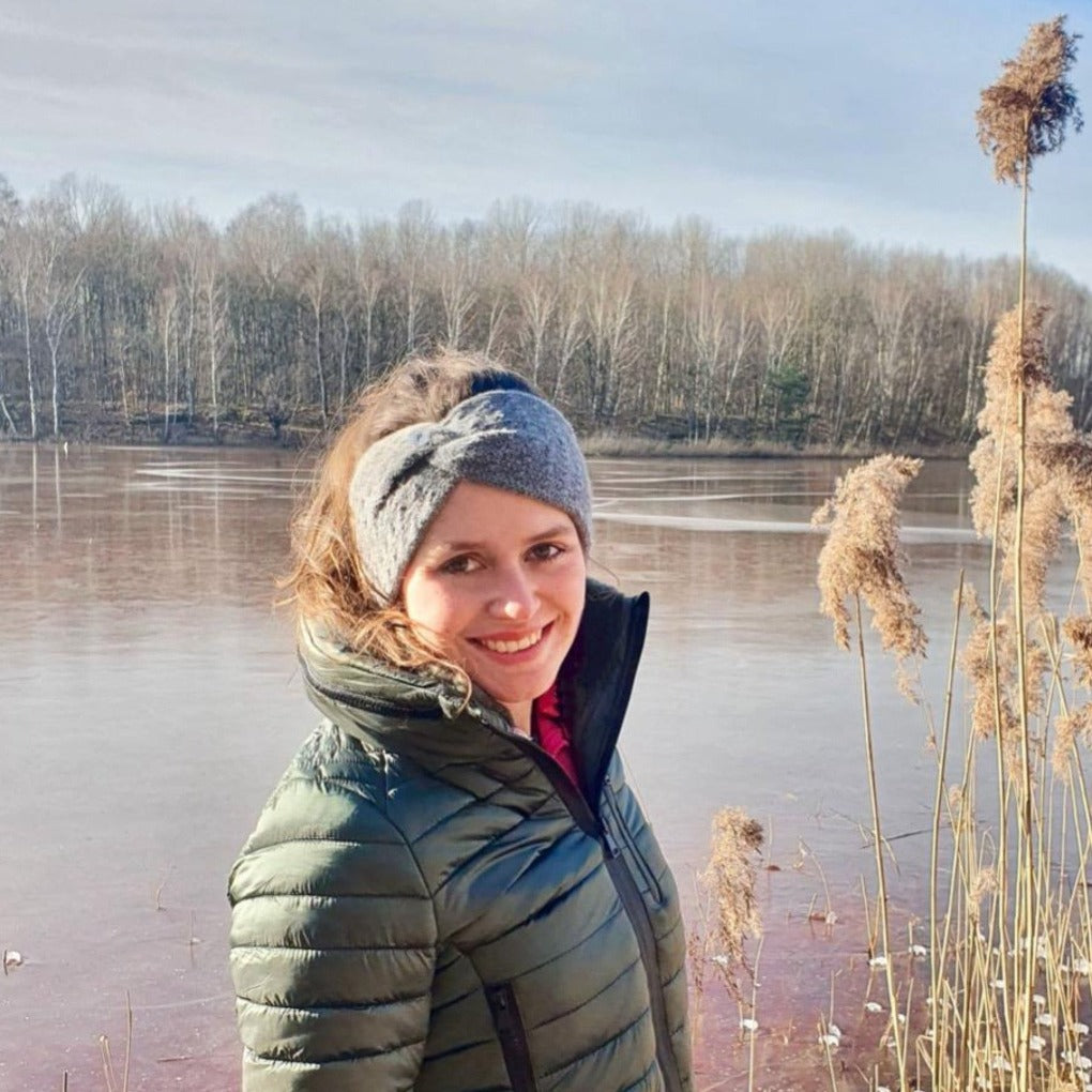 stirnband-knoten-grau-weich-warm-alicia-grün-damenjacke 