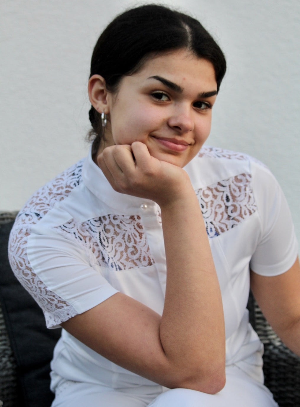 turniershirt-jessi-weiß-mit-perle-spitze-spitzendetails-weißesturniershirt-edles-turniershirt-turniershirt-damen-springstar-sps-equestrian-spooks-krämer-loesdau-kingsland-spitzenturniershirt