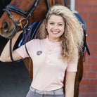 turnierbluse, funktionsreithsirt, exkluisve reitmode, exklusiv, pikeur, spooks, Turniershirt, Springstarshirt, Reitshirt, Reitbluse, Rosa Reitbluse, rüschen, rüschenreitbluse, rüschenshirt, t-shirt, pferde, reitmode, springstar, shirt rosa, shirt marine, glitzershirt, rüscgen, rüschenshirt