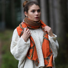 wollschal-janine-grueun-reiterschal-reitmotiv-equestrian-weicherschal-springstar